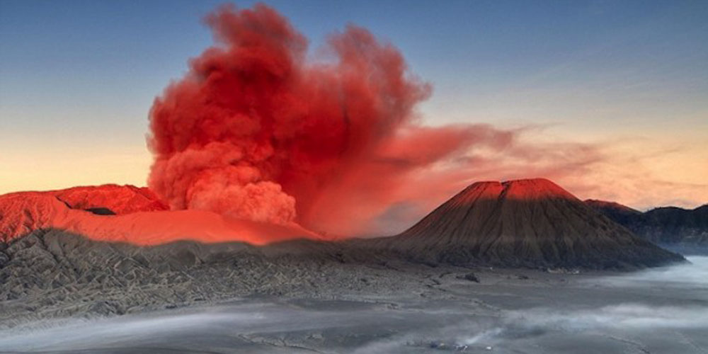 spectacular volcanic smoke cover