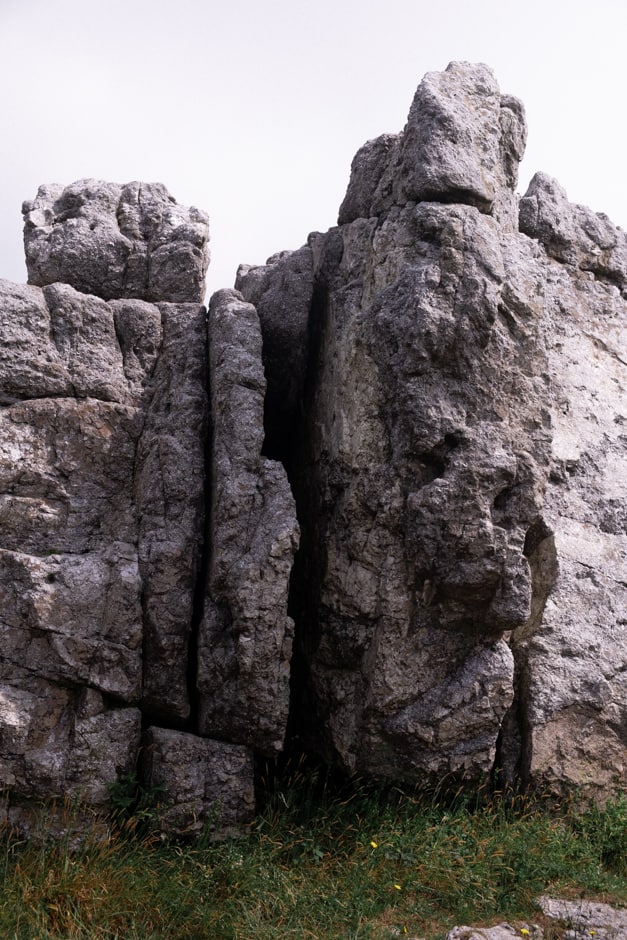 La roche est fortement présente dans le paysage lors d'une randonnée en Bretagne.