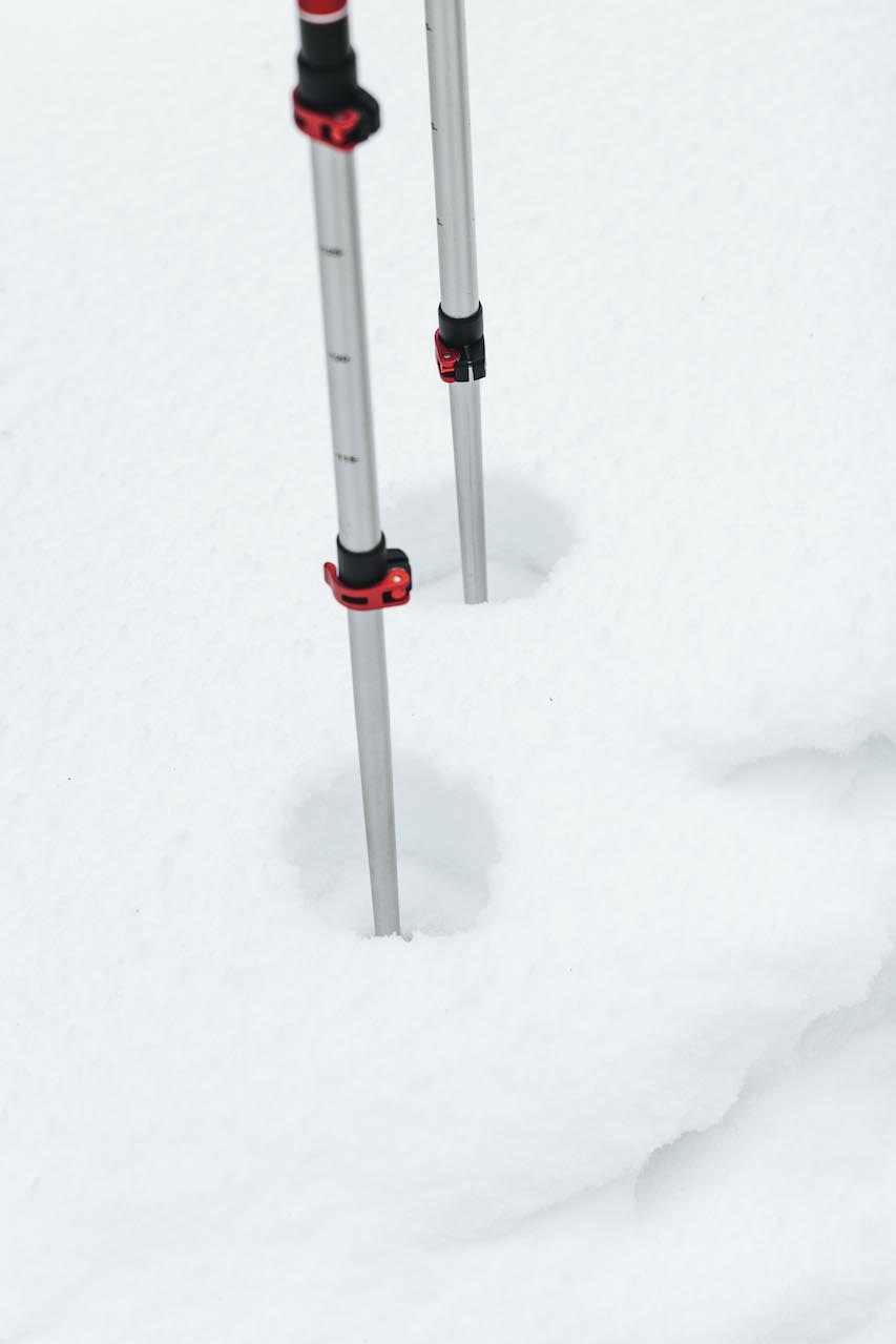Bâtons de raquettes plantés dans la neige des Vosges. 