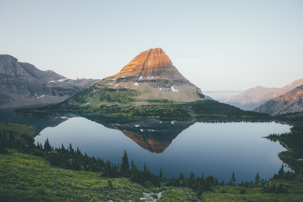 Le reflet d'une montagne sur un lac. Bref une belle bouffée d'oxygène de la part de Dylan Furst.