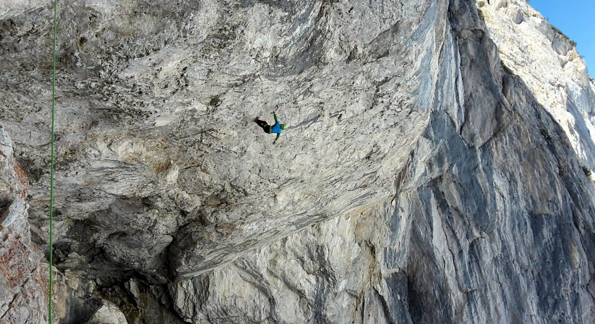 Un grimpeur en falaise qui expérimente le dry-tooling