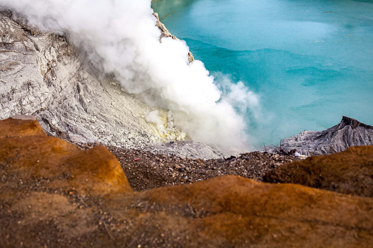 Sur les volcans de Java, en Indonésie