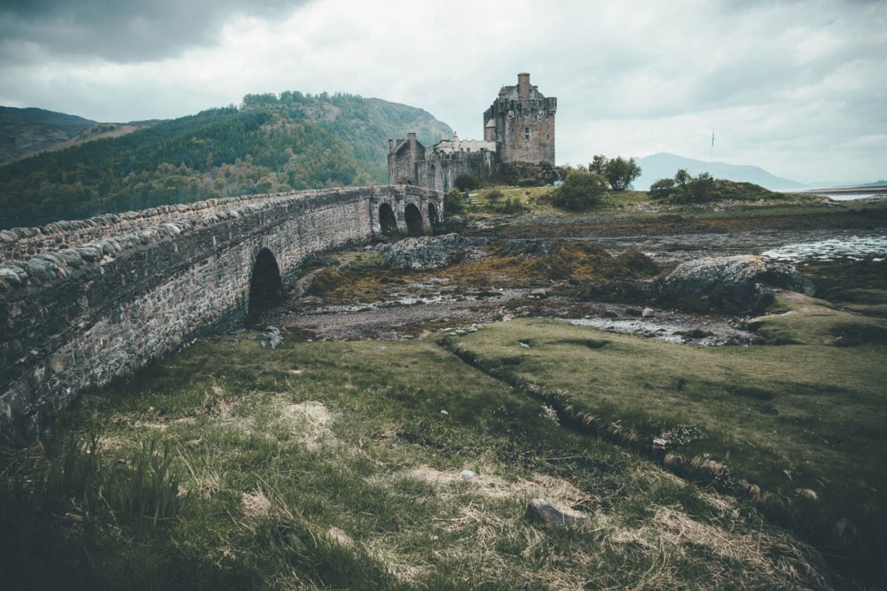 Certaines routes d'Écosse passent par de vieux châteaux.