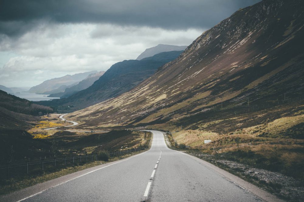 Sur les routes d'Écosse, il n'est pas rare d'etre seul sur la route.