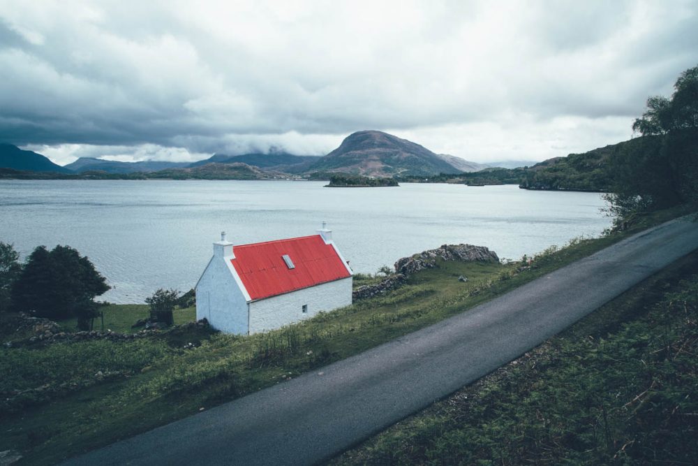 Certaines routes d'Écosse passent par des Lochs.