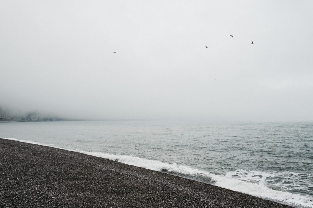 Lors de ce week-end à Étretat, la brume recouvrait la mer et le paysage.