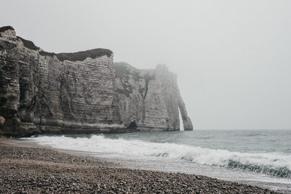 Un week-end en hiver à Étretat permet de voir la falaise sans touriste.