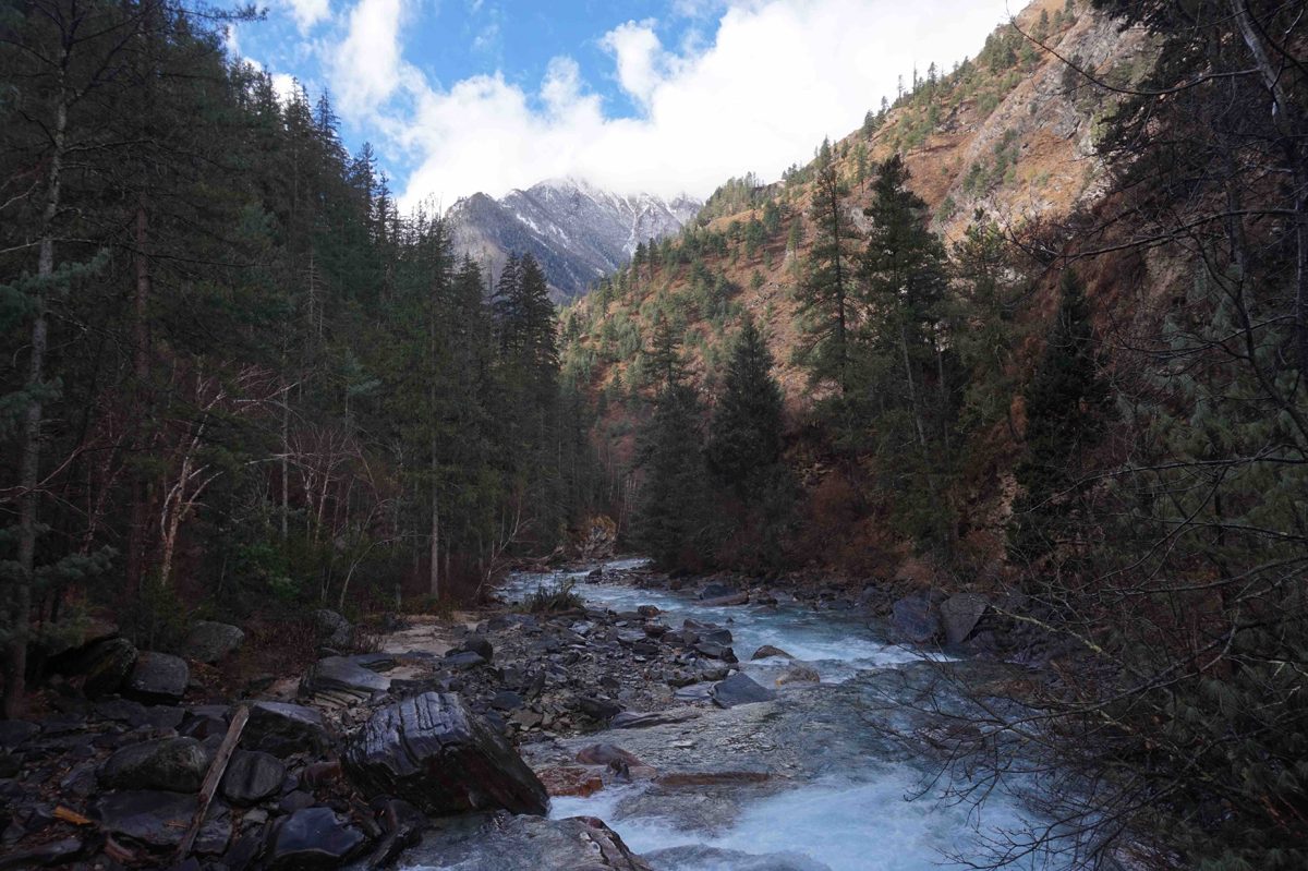 Rivière traversée par Eliott Schonfeld dans l'Himalaya.