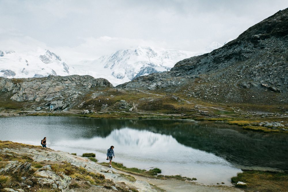 dans le guide Suisse vous trouverez des ballades sur le bord d'un lac.
