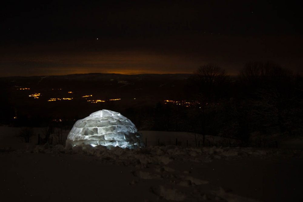 Construire un igloo pour dormir dehors dans la neige