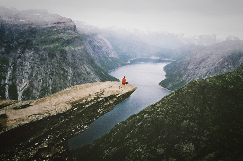 Le fameux rocher de Trolltunga est un cliché de la photographie outdoor.