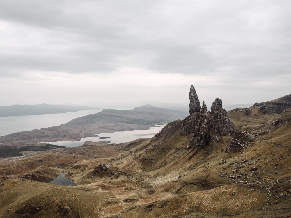 Cette rando en Écosse passe par des collines désertiques.