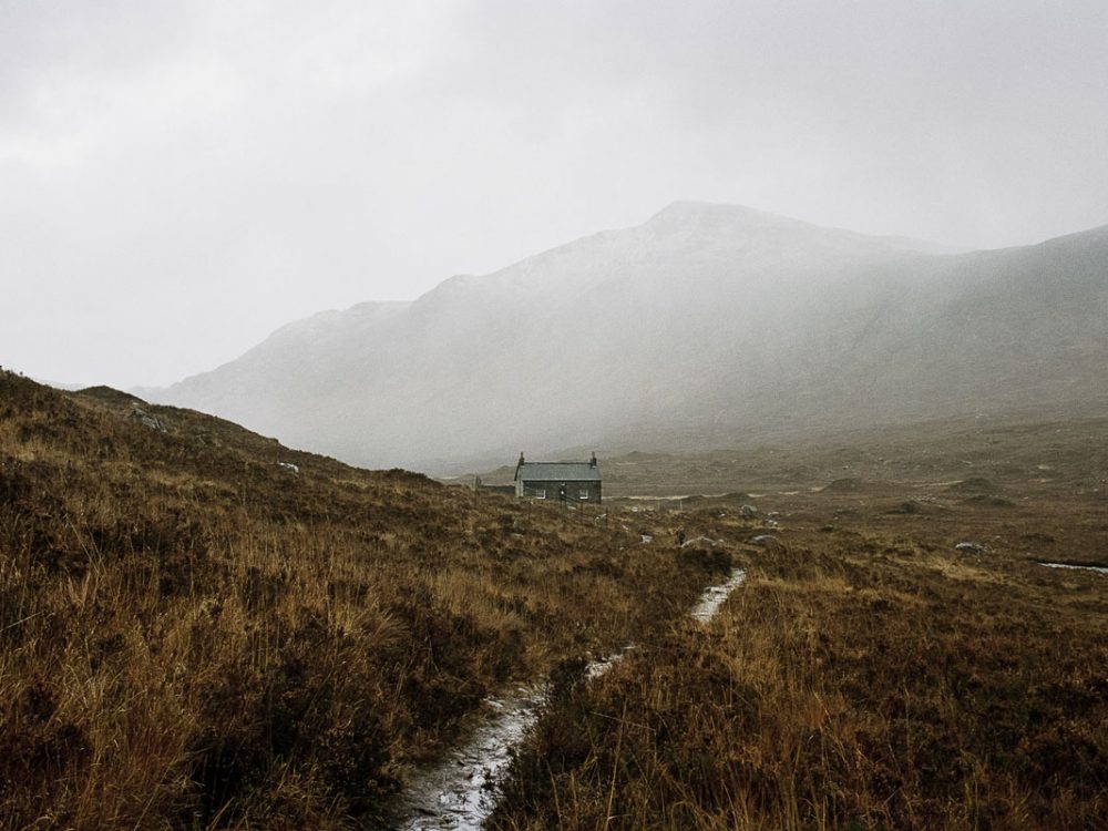 Paysage brumeux photographié par Virginie Chabrol lors d'une rando en Écosse.