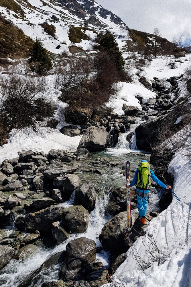 Début de l'ascension du Mont Vélan en ski de randonnée.
