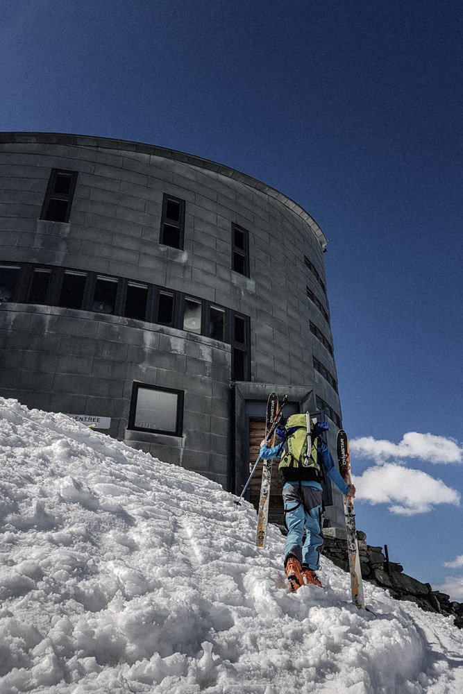 Refuge du Mont Vélan en ski de randonnée.