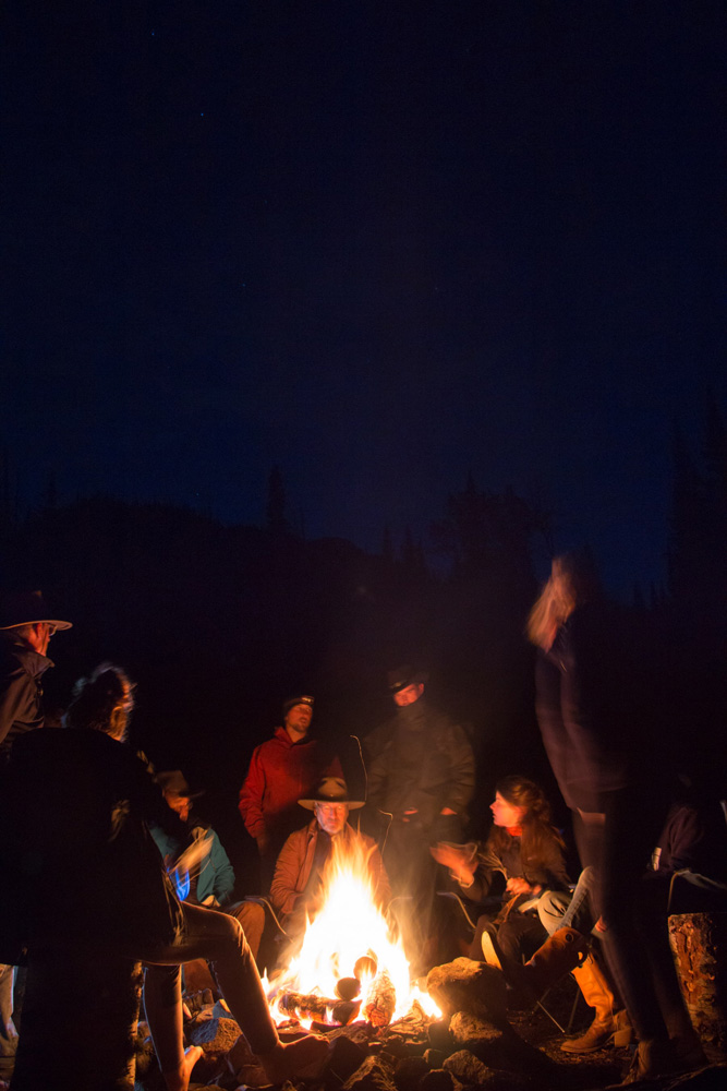 Des cowboys du Montana autour d'un feu.