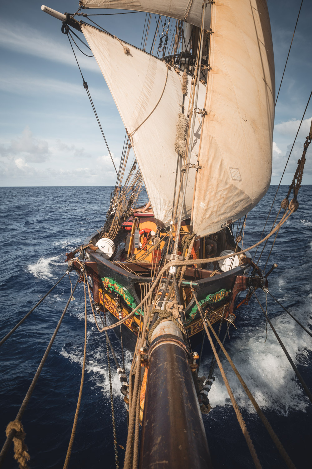 Vision de la proue du voilier Tres Hombres.