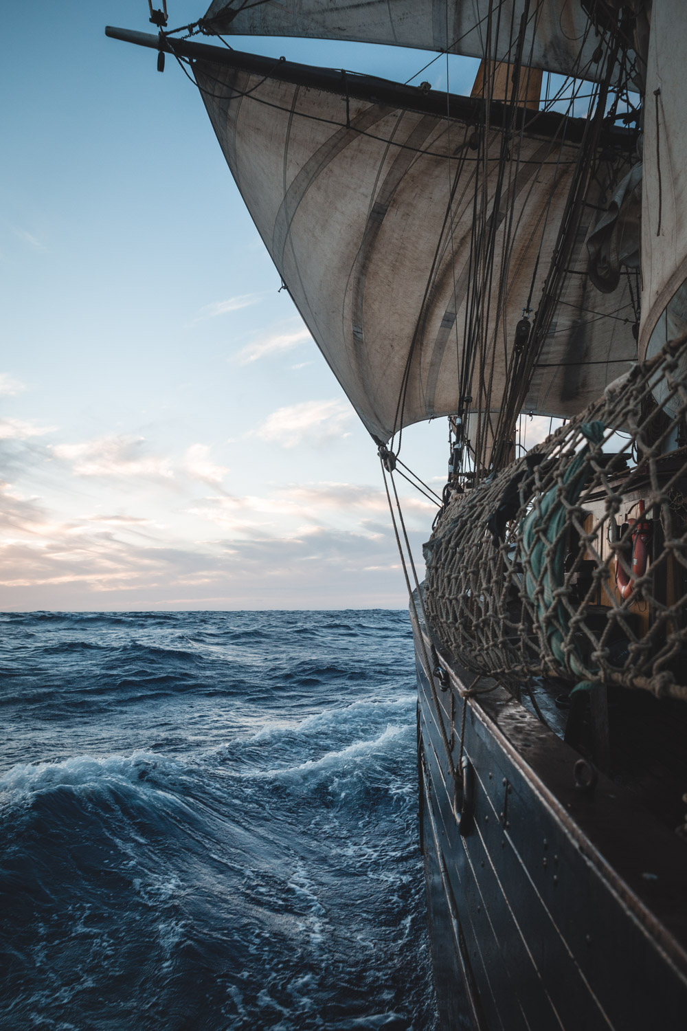 Le voilier Tres Hombres toutes voiles dehors.