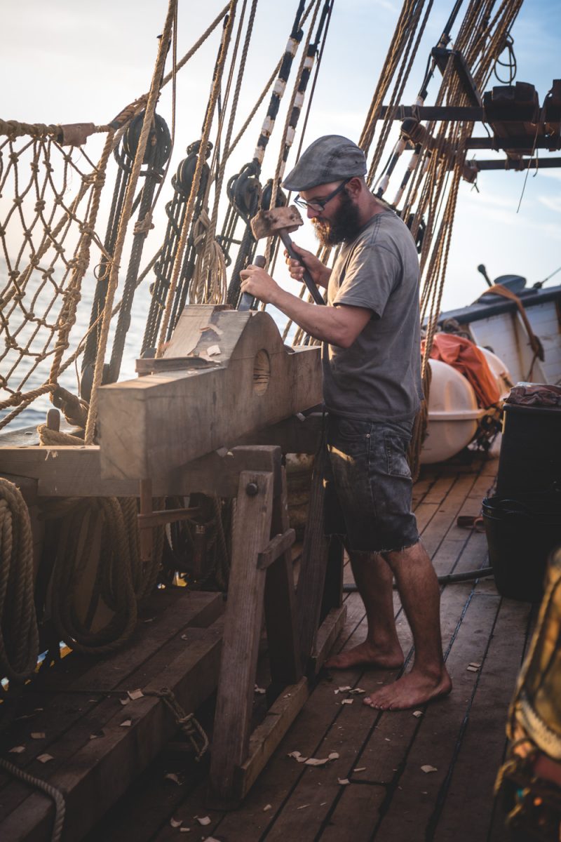 Travail de charpente sur le voilier Tres Hombres.