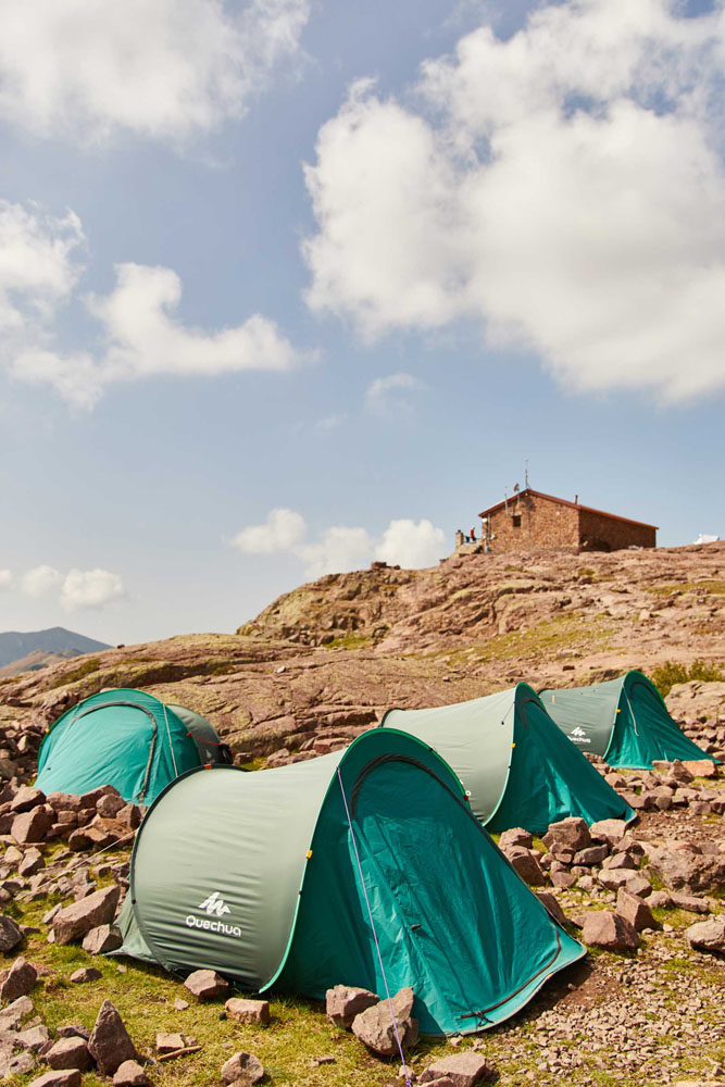 Paysage et tente de randonneurs dans le GR20 en Corse.
