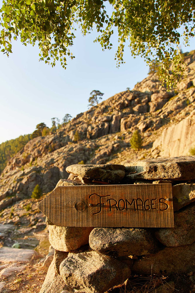 Panneau fromages du GR20 en Corse.