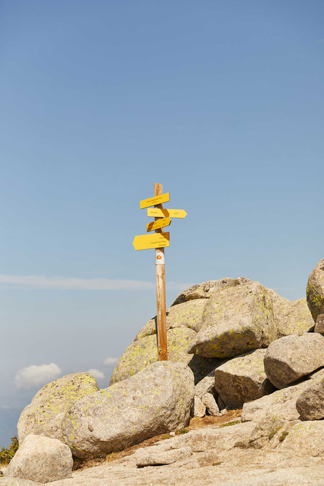 En Corse des panneaux indiquent la direction du GR20.