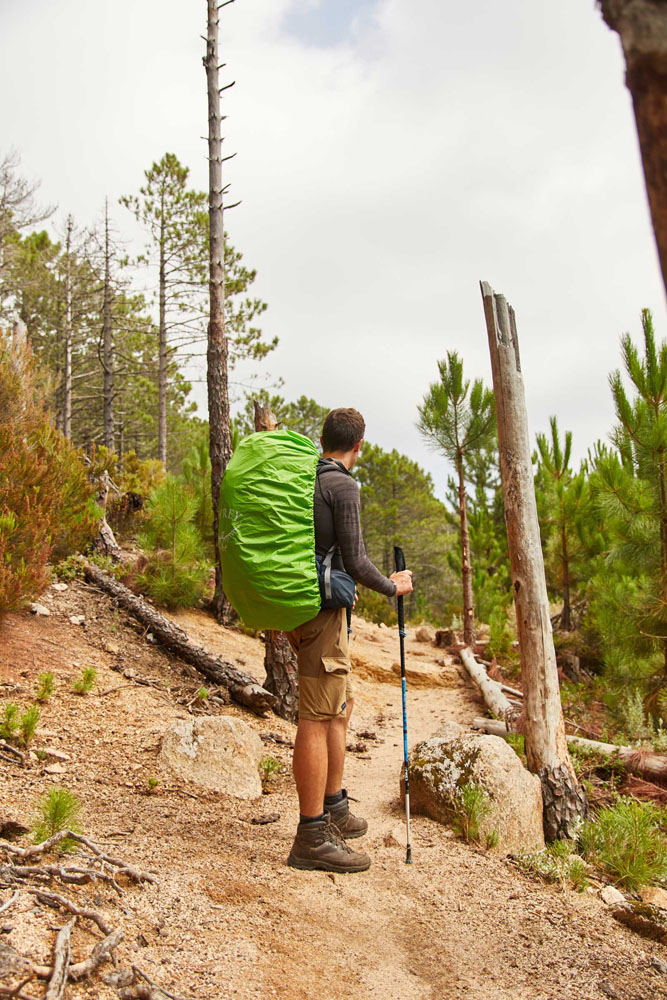 Randonneur en Corse sur le GR20.