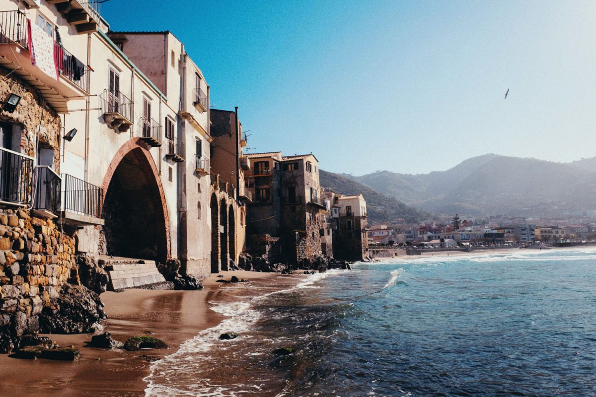 L'escalade de falaises en Sicile, c'est aussi profiter de ses beaux villages.