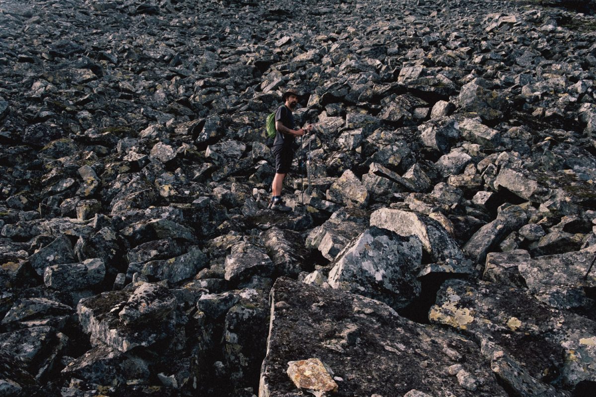 Colline de rochers escaladée lors du trek au Sarek.