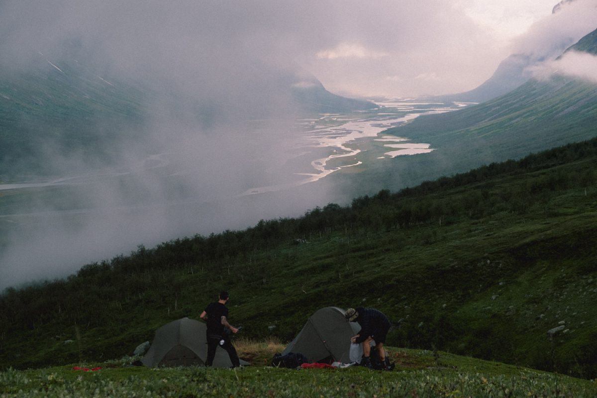 Image de l'installation des tentes lors du trek au Sarek.