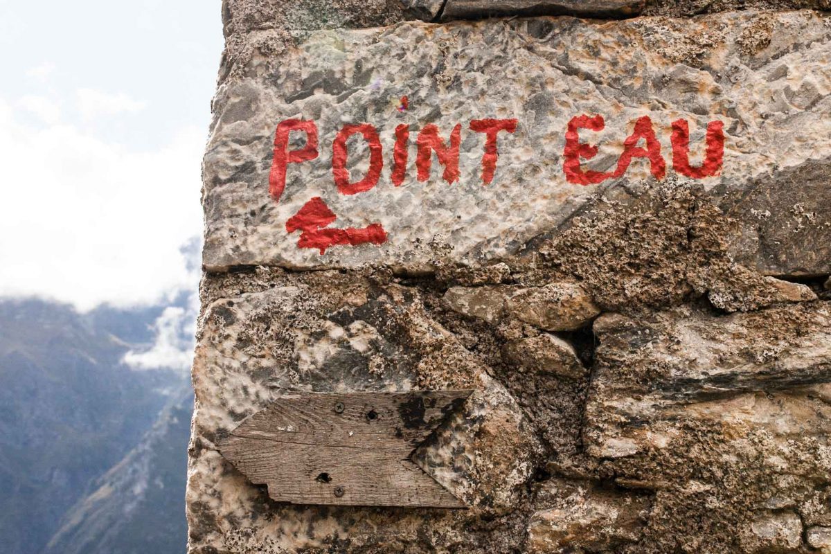 Signalétique "point d'eau" de la randonnée du tour du biros en Ariège.