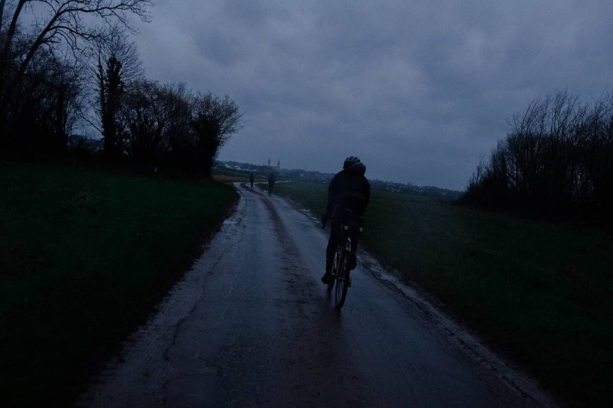 Derniers coups de pédales dans la nuit pour notre week-end vélo dans le Calvados