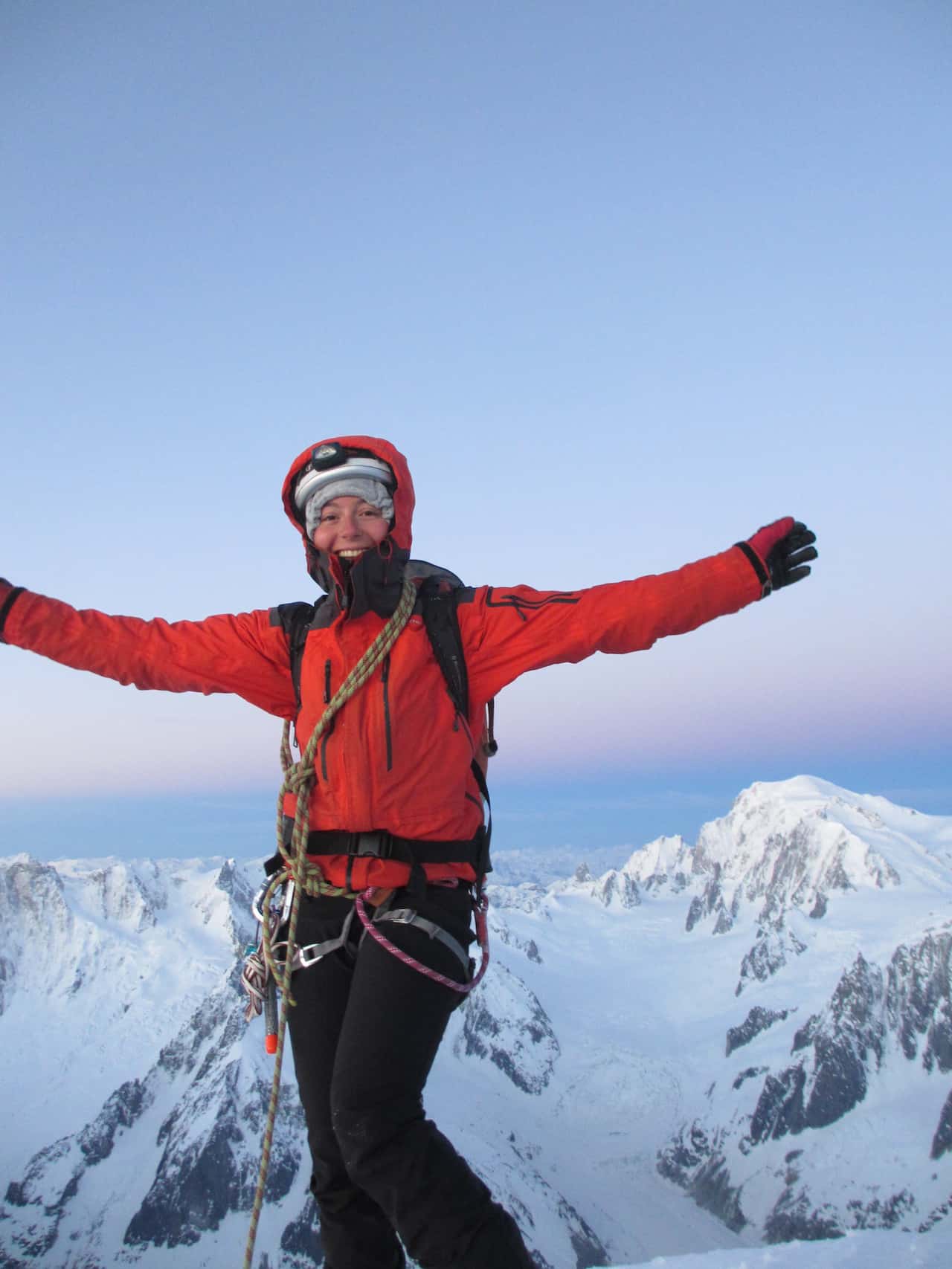 Gaëlle Cavalié pose au sommet de l'Aiguille Verte