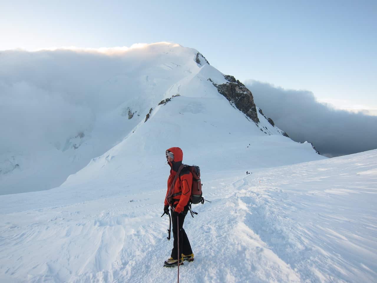 Gaëlle Cavalié devant la montagne de l'Aiguille Verte