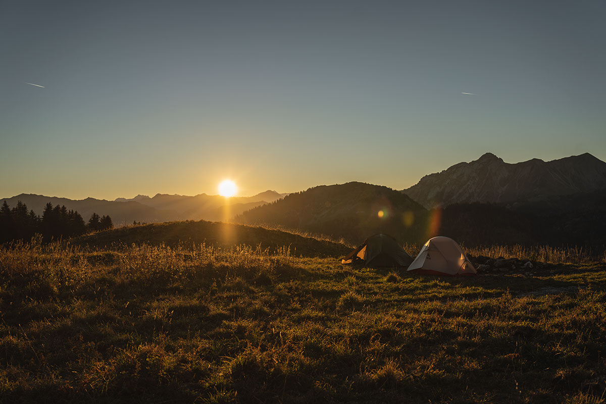Le soleil se lève dans le massif des Bauges, prêt.e.s pour notre randonnée !