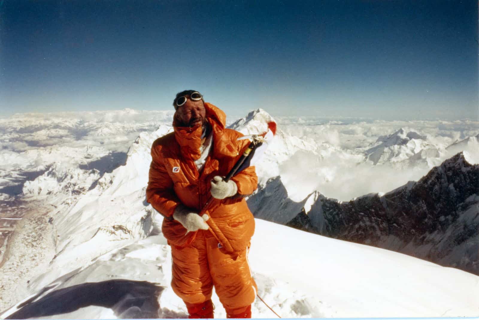 Pierre Mazeaud prêt à planter son drapeau au sommet de l'Everest.