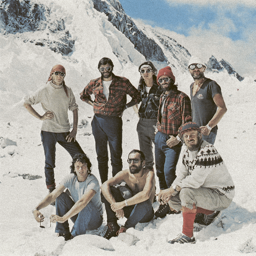 L'équipe d'alpinistes de Pierre de Mazeaud pose sur l'Everest.