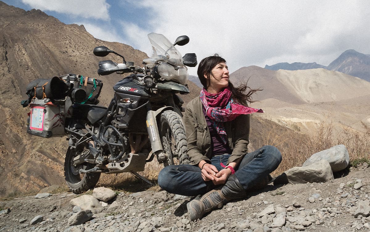 Mélusine Mallander traverse l'iran à moto pour découvrir le pays et leur vision de la liberté