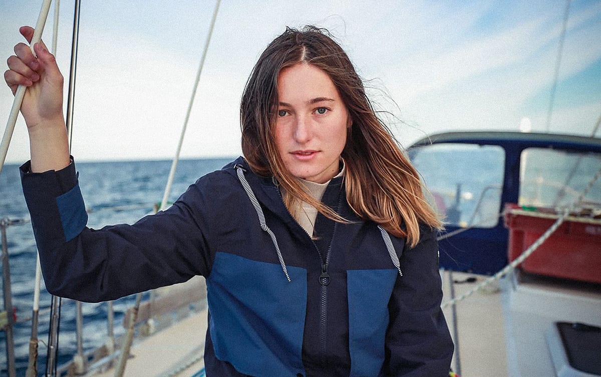 L'activiste écologique Camille Etienne est partie en voilier à la rencontre de glaciologues Islandais.