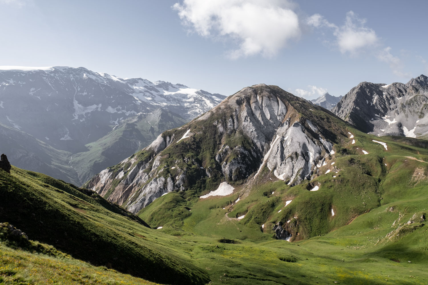 Le Petit Mont Blanc et sa roche dans la vallée des Avals