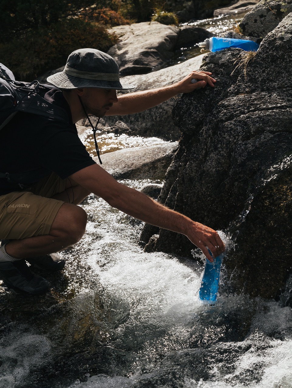 Filtrer de l'eau lors d'une légère dans les Pyrénées