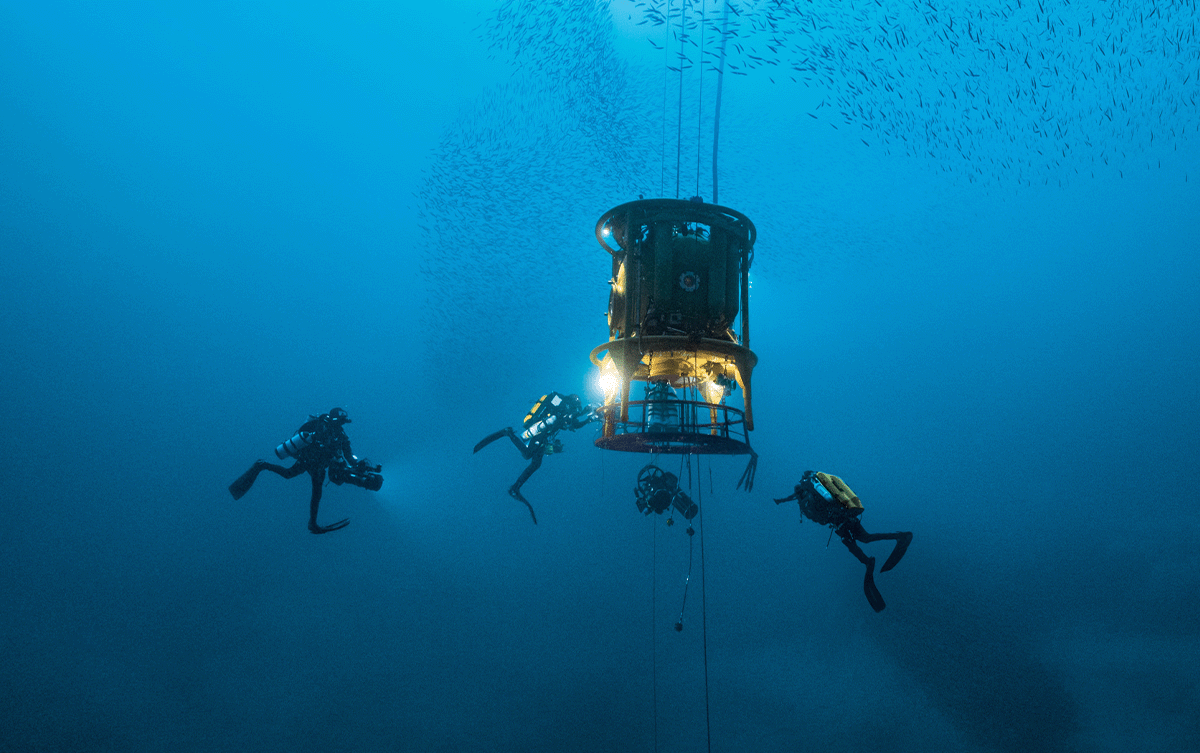 En 2019, le biologiste et photographe sous-marin Laurent Ballesta combine plusieurs techniques de plongée pour pouvoir explorer sans limite de temps les profondeurs de la Méditerranée.