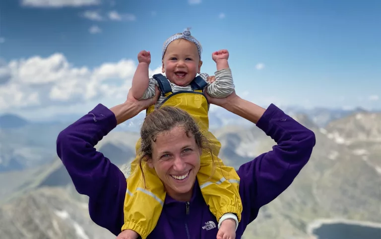 Pour Alizée Conraud, devenir mère ne signifie pas devoir renoncer au voyage.
