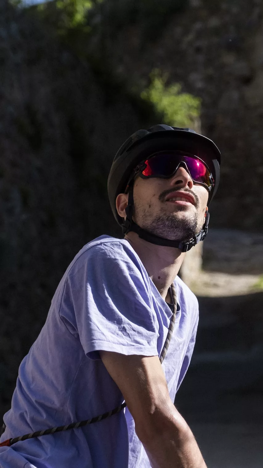 Pour faire la Corse en bikepacking, munissez vous de lunettes et de casques.