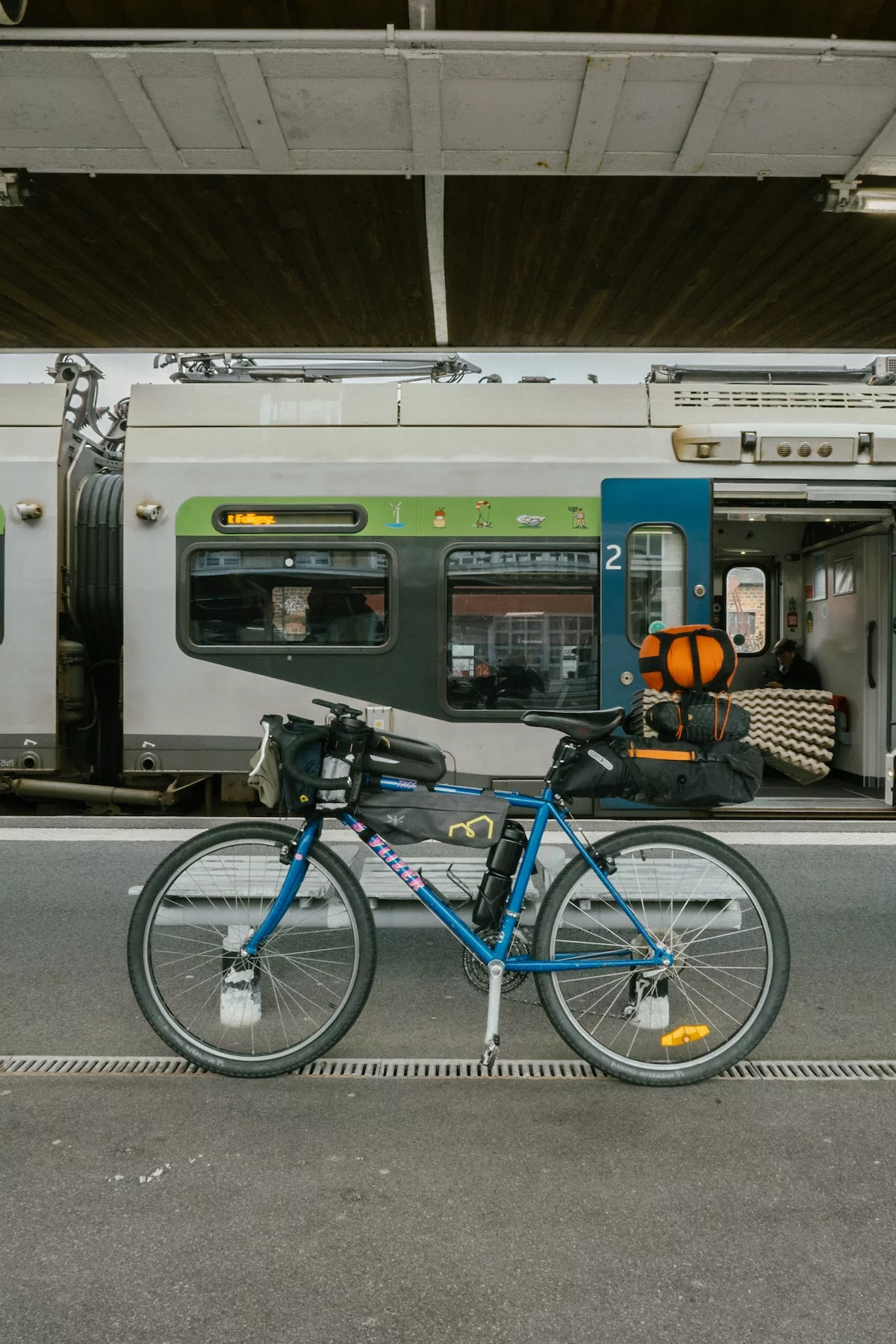 vélo devant un train