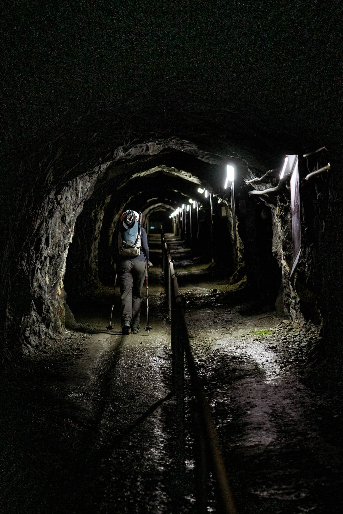 Montées en haut du barrage de Mauvoisin par les tunnels.