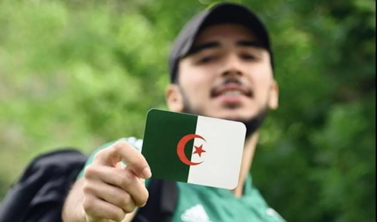 Paris Alger, Mehdi Debbrah montre le drapeau de de l'Algérie.