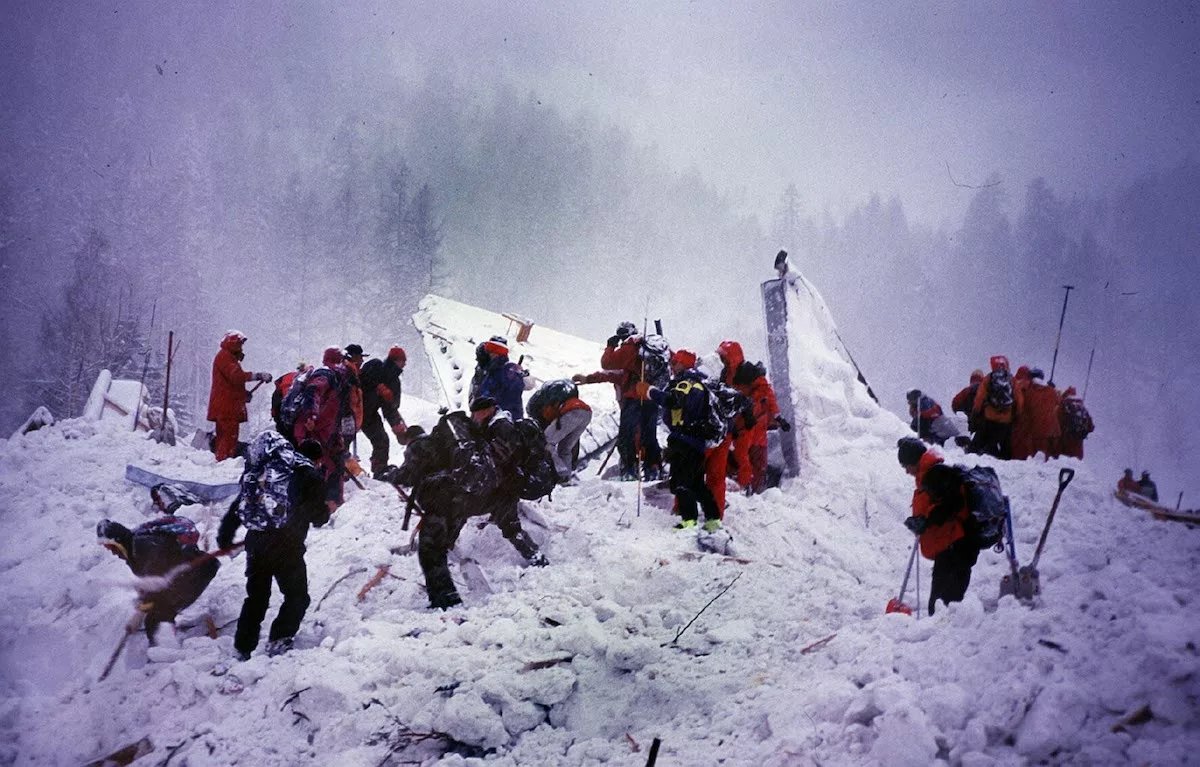 Image de l'avalanche de Montroc avec des secouristes.